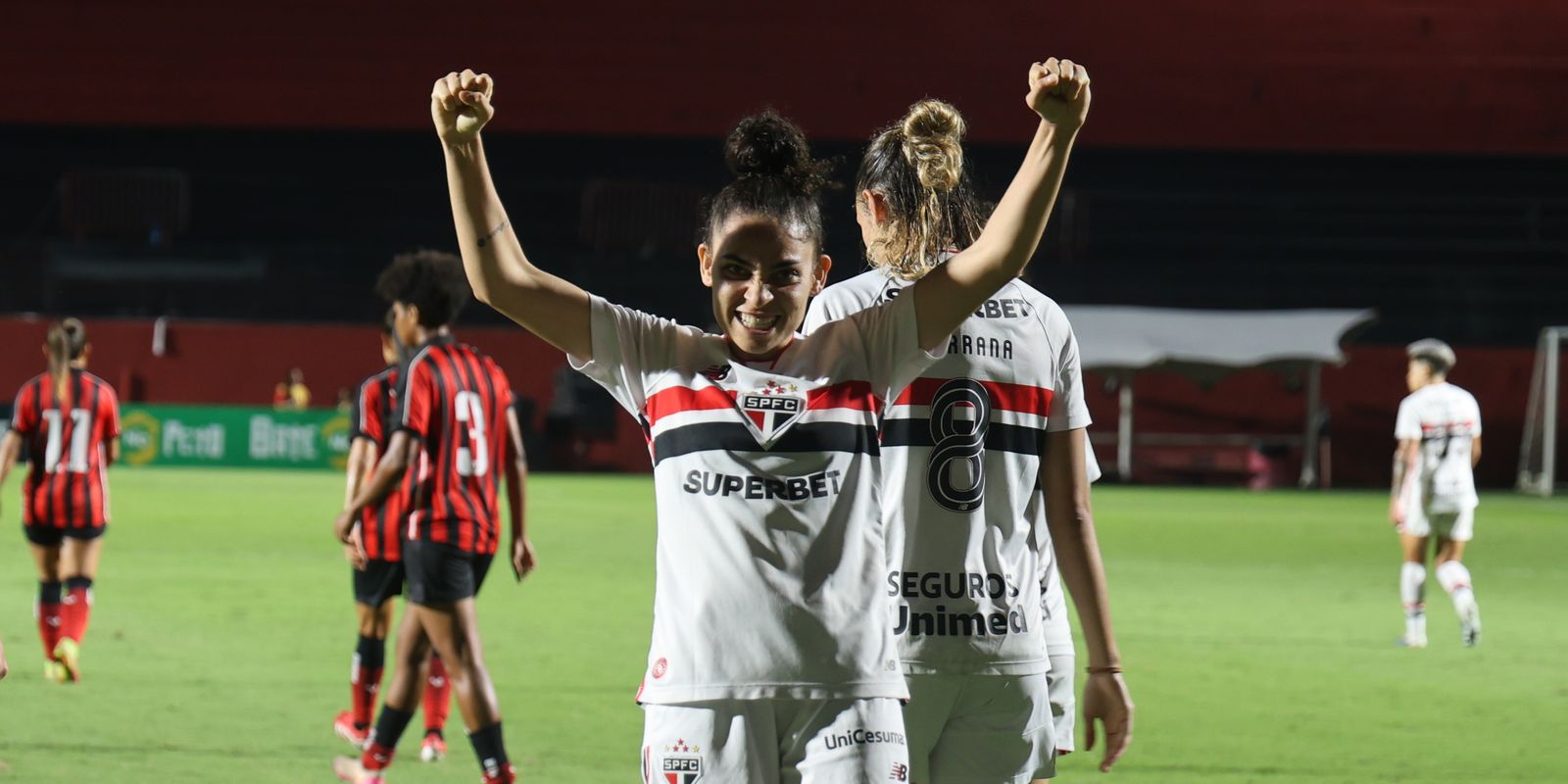 sao-paulo-vence-vitoria-e-assume-lideranca-do-brasileirao-feminino