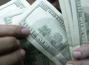 dolar-fecha-estavel,-mas-acumula-queda-de-1,82%-em-julho